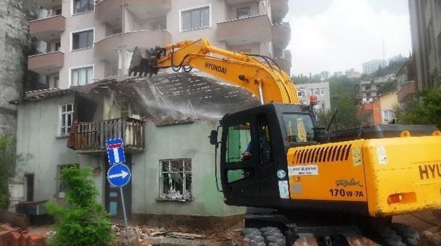 Serdar&rsquo;daki Harabe Yapı Yıkıldı