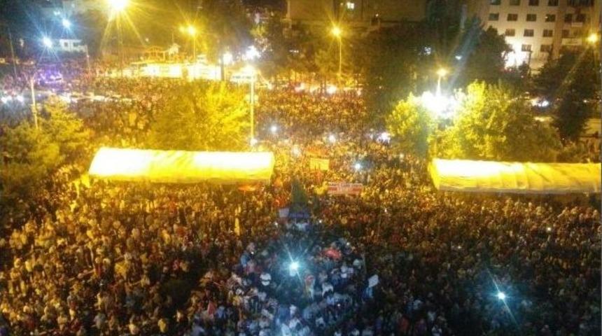 Demokrasi M&uuml;cadelesi Devam Ediyor