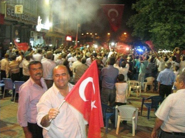 Demokrasiye Sahip Çıkan Arabanlılar Darbe Girişiminin 2. Günü Yine Sokaktaydı