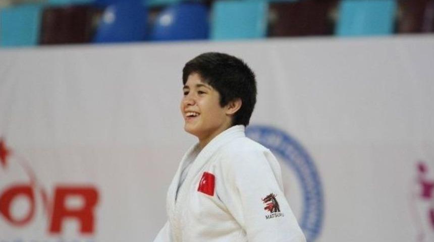 B&uuml;y&uuml;kşehirli Tuğ&ccedil;e, Okul Sporları Olimpiyatlarında Şampiyon Oldu