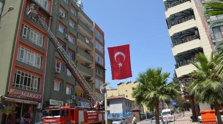 Şehit G&uuml;lşah Komiserin Baba Ocağına T&uuml;rk Bayrağı Asıldı