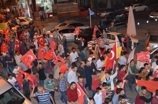 Adilcevaz’da Darbe Girişimi Protesto Edildi