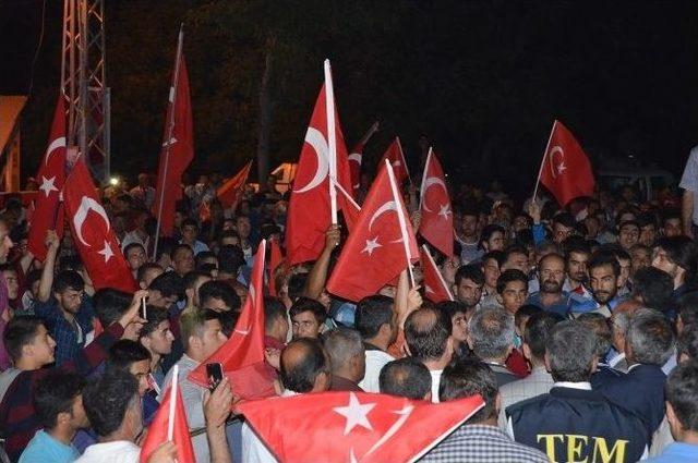 Adilcevaz’da Darbe Girişimi Protesto Edildi