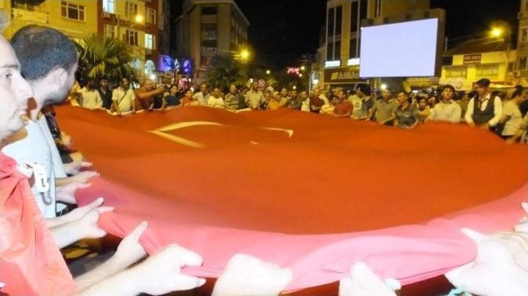 Burhaniye&rsquo;de Binlerce Vatandaş Meydanlara İndi