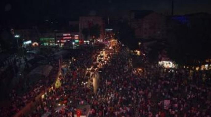 Malatya&rsquo;da Binlerce Vatandaş Demokrasi N&ouml;betini S&uuml;rd&uuml;r&uuml;yor