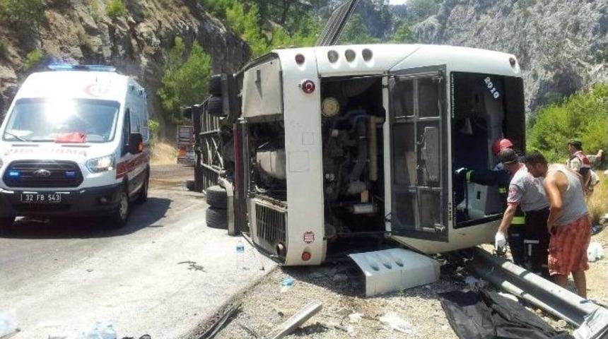 Antalya-ısparta Karayolunda Tır İle Tur Otob&uuml;s&uuml; &Ccedil;arpıştı