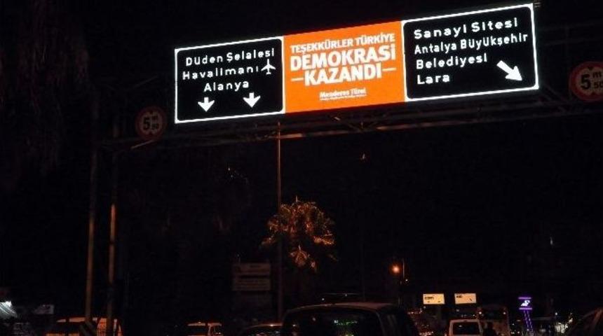 Trafik Levhalarında Demokrasi Vurgusu