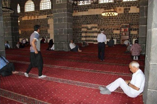 Diyarbakır’da 161 Şehit İçin Sela Okundu