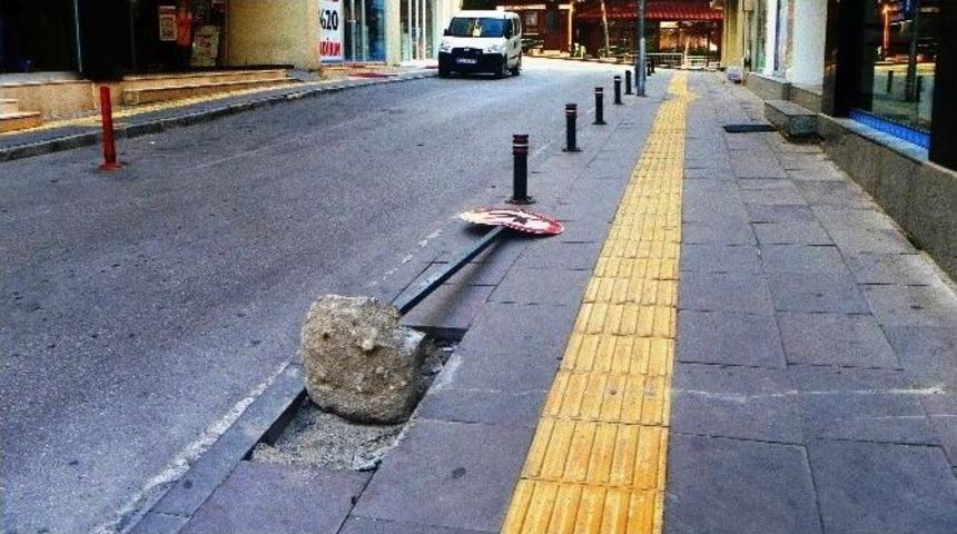 Bilecik&rsquo;te Trafik İşaret Levhaları Ve Ptt Mektup Kul&uuml;besi Tahrip Edildi