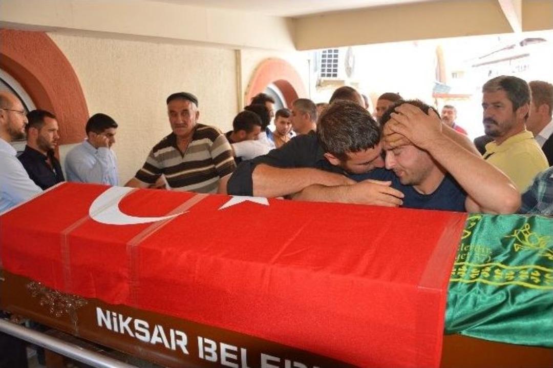 Darbe Girişiminde Hayatını Kaybeden Erdem Diker Tokat&rsquo;ta Toprağa Verildi