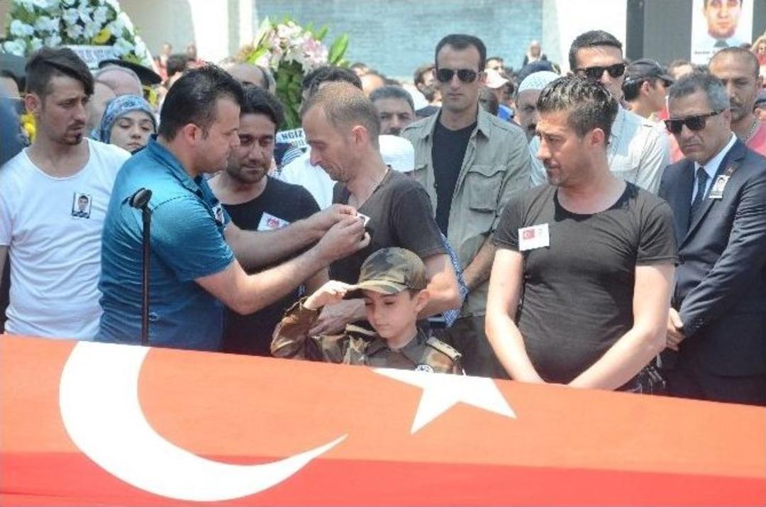 K&uuml;&ccedil;&uuml;k Alperen Şehit Babasını Asker Selamıyla Uğurladı
