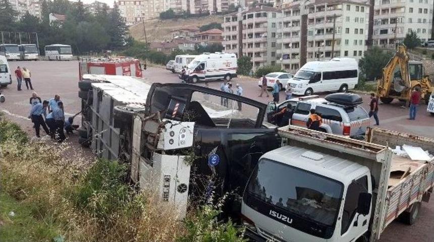 Bilecik&rsquo;te Otob&uuml;s Devrildi, 1 Yaralı