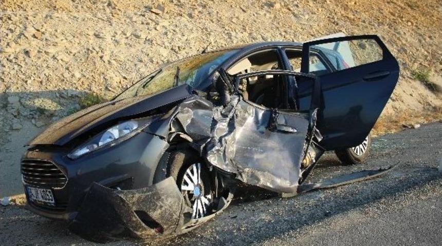 İki Otomobil &Ccedil;arpıştı: 8 Yaralı