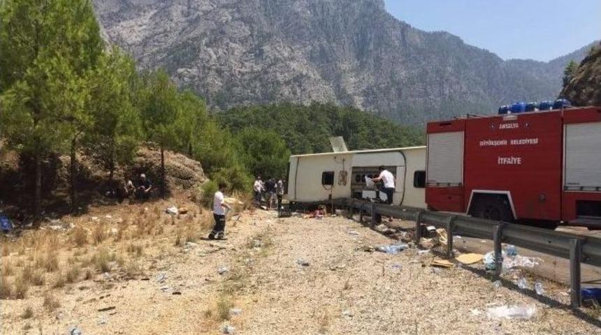 Antalya-ısparta Karayolunda Tur Otob&uuml;s&uuml; Devrildi: 5 &Ouml;l&uuml;, 21 Yaralı