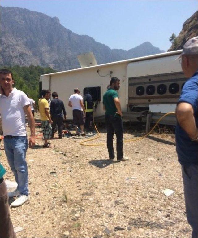 Antalya-ısparta Karayolunda Tur Otobüsü Devrildi: 5 Ölü, 21 Yaralı