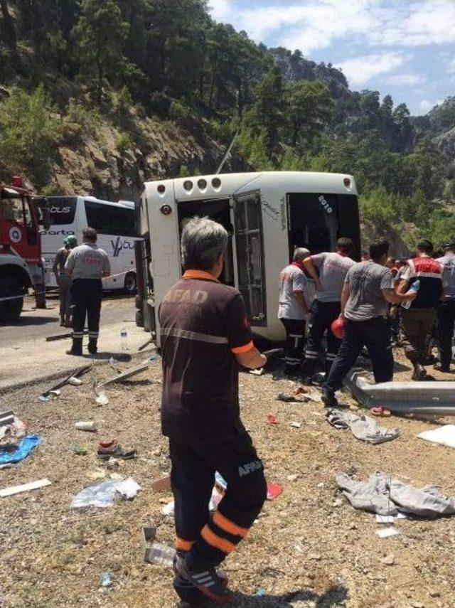 Antalya-ısparta Karayolunda Tur Otobüsü Devrildi: 5 Ölü, 21 Yaralı