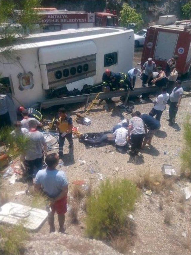 Antalya-ısparta Karayolunda Tur Otobüsü Devrildi: 5 Ölü, 21 Yaralı