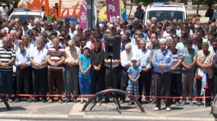 Malatya&rsquo;da Binlerce Vatandaş Şehitler İ&ccedil;in Gıyabi Cenaze Namazı Kıldı
