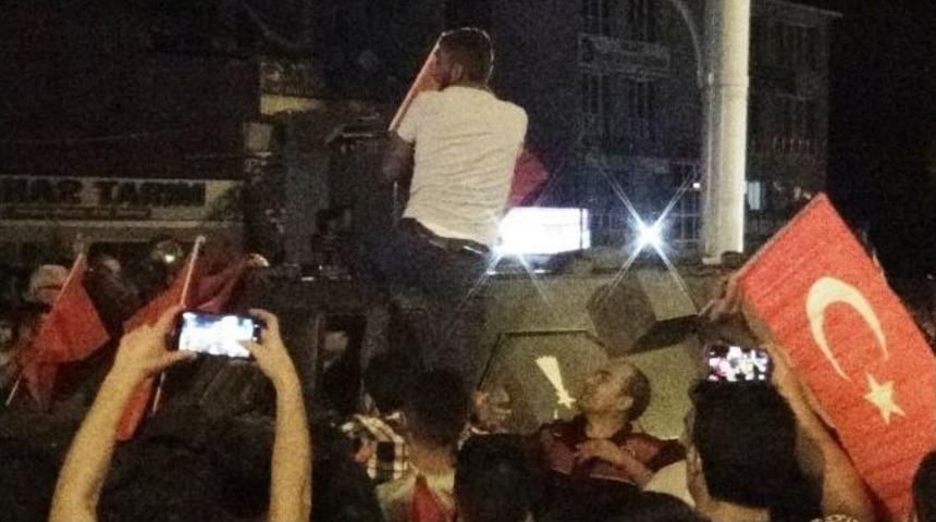 Vatandaş Askeri Aracı Ablukaya Aldı