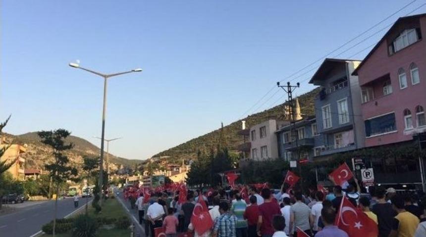 Vezirhan&rsquo;da Darbe Girişimine Karşı Y&uuml;r&uuml;y&uuml;ş