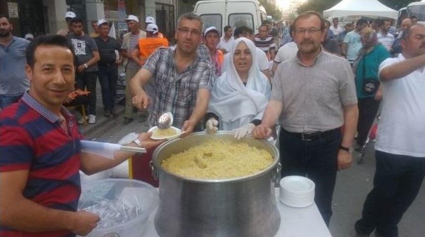 Başkan G&uuml;ler, N&ouml;bet Tutan Vatandaşlara Osmanlı Aşı Dağıttı