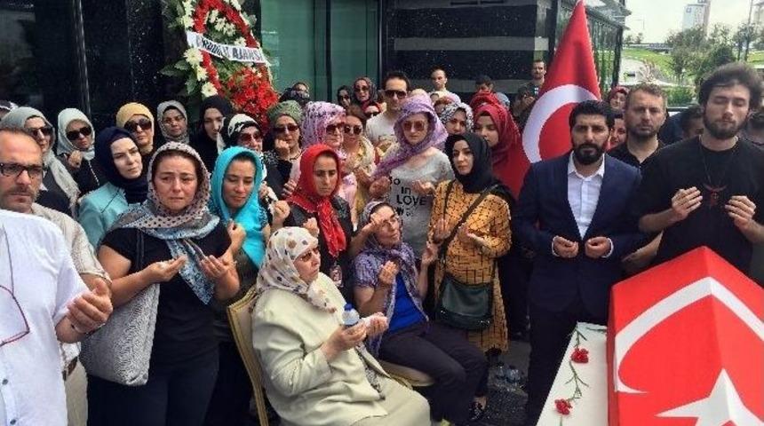 Arkadaşları Foto Muhabiri Mustafa Cambaz&rsquo;ı Son Yolculuğuna Uğurladı