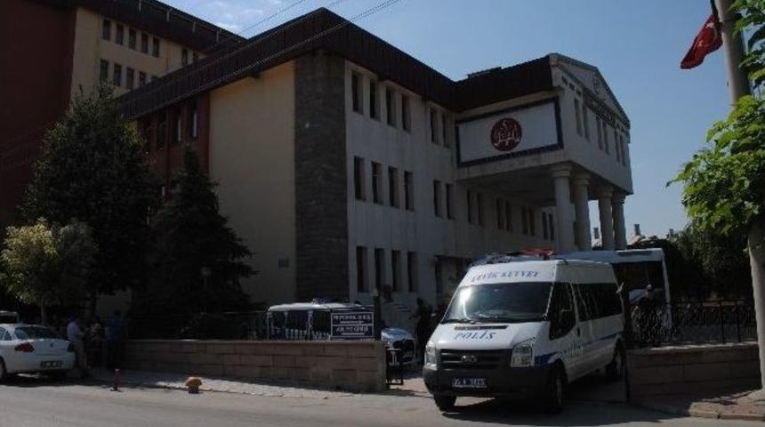 Afyonkarahisar&rsquo;da G&ouml;zaltına Alınan 13 Hakim Ve Savcı Mahkemeye Sevk Edildi