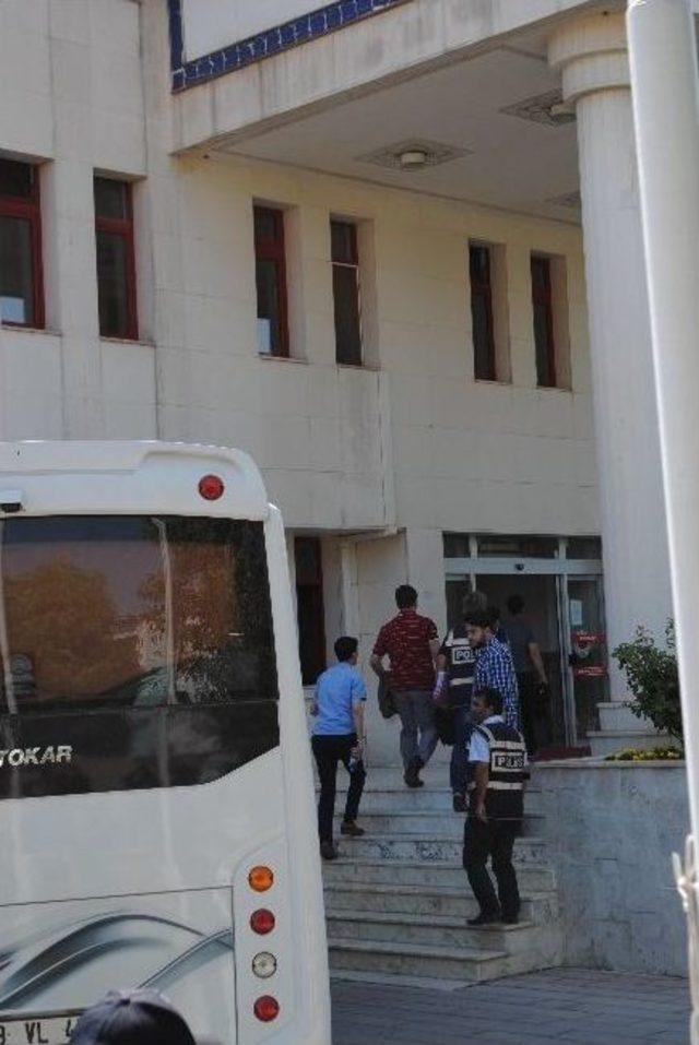 Afyonkarahisar’da Gözaltına Alınan 13 Hakim Ve Savcı Mahkemeye Sevk Edildi