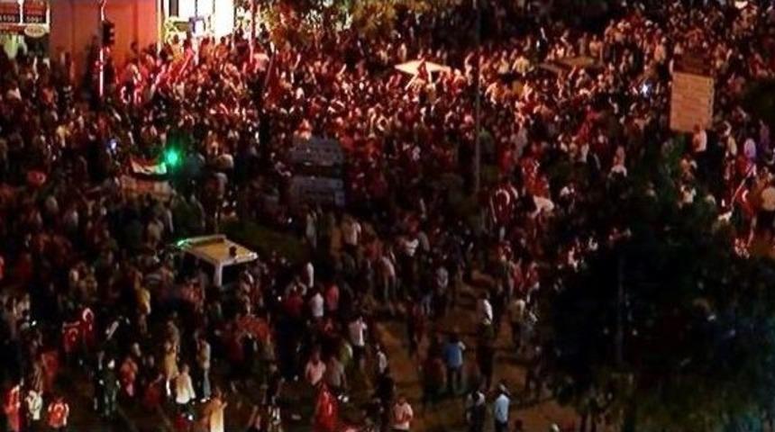 Bursa&rsquo;da Kalabalığın Arasına Aracıyla Giren S&uuml;r&uuml;c&uuml;y&uuml;, Polis Havaya Ateş Ederek Kurtardı