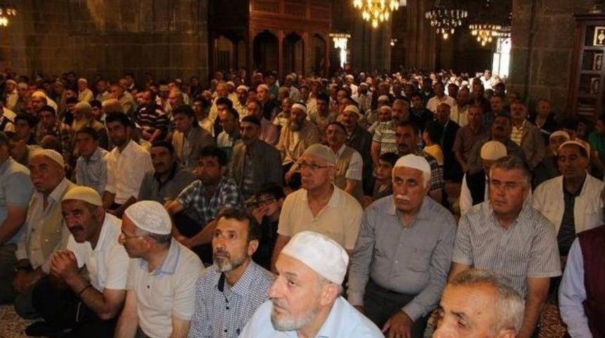 Erzurum&rsquo;da Eller &Uuml;lkenin Selameti İ&ccedil;in Semaya Uzandı