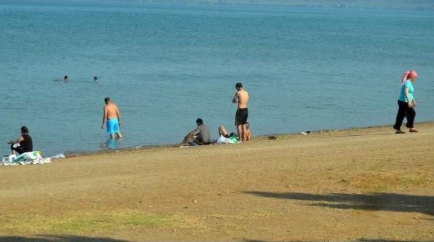 Gece Demokrasi N&ouml;betinde, G&uuml;nd&uuml;z Sahildeler