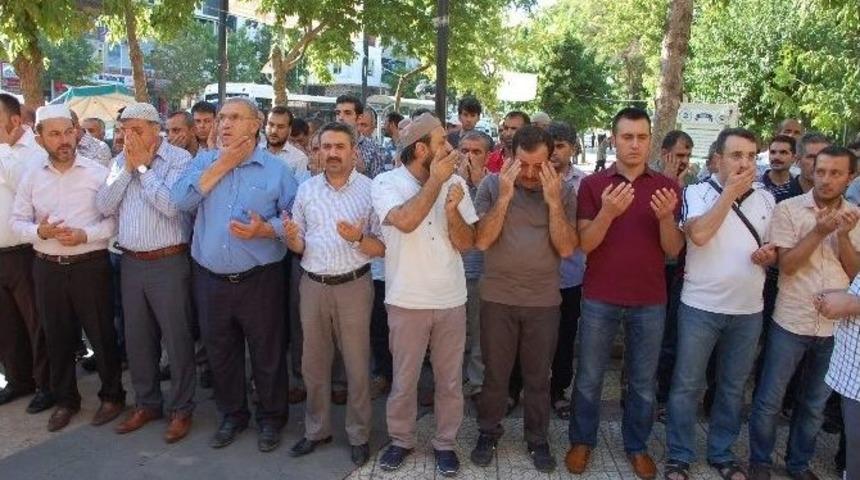 Şehitler İ&ccedil;in Gıyabi Cenaze Namazı Kılındı