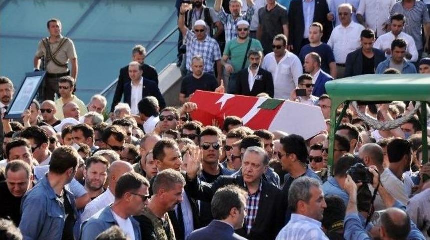 Cumhurbaşkanı Erdoğan Reklamcı Erol Ol&ccedil;ak&rsquo;ın Cenazesinde G&ouml;zyaşlarına Boğuldu