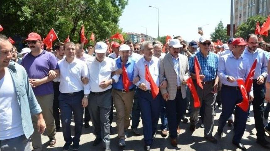 Başkan &Uuml;z&uuml;lmez, Milli İrade Ve Demokrasi Y&uuml;r&uuml;y&uuml;ş&uuml;ne Katıldı