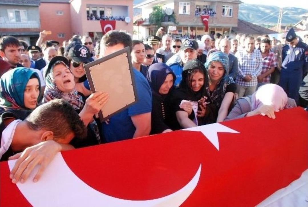 D&uuml;ğ&uuml;n&uuml;ne 16 G&uuml;n Kala Şehit Olan Polis Toprağa Verildi