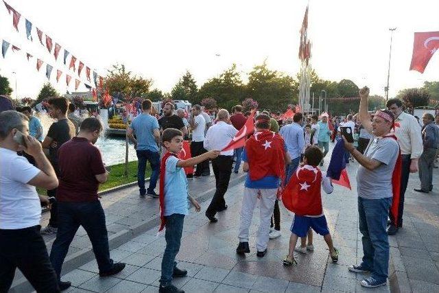 İstanbul Büyükşehir Belediyesi Önünde ’demokrasi Nöbeti’