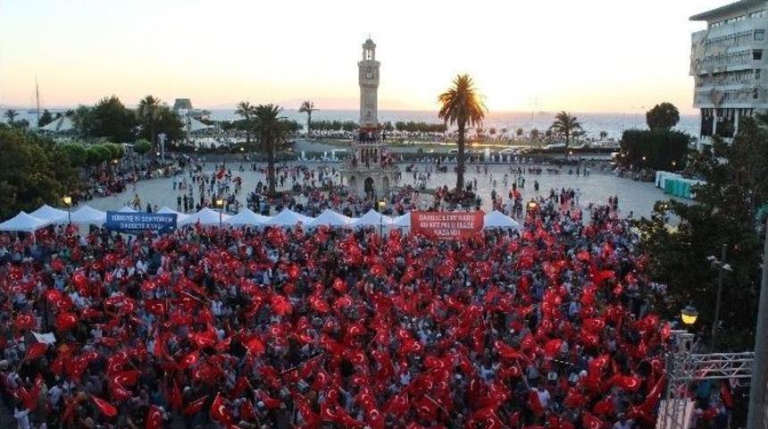 İzmir&rsquo;de Binler Meydanda
