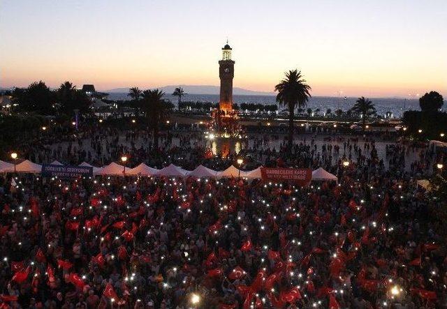 İzmir’de Binler Meydanda