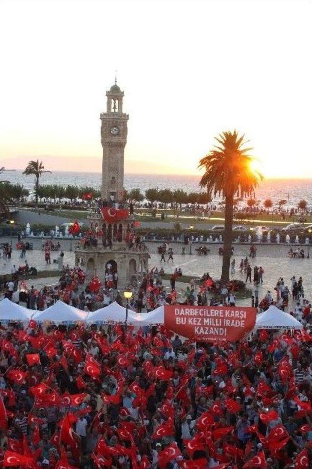 İzmir’de Binler Meydanda