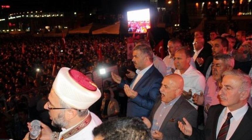 On Binlerce Kişi Demokrasi Şehitleri İ&ccedil;in Gıyabi Cenaze Namazı Kıldı