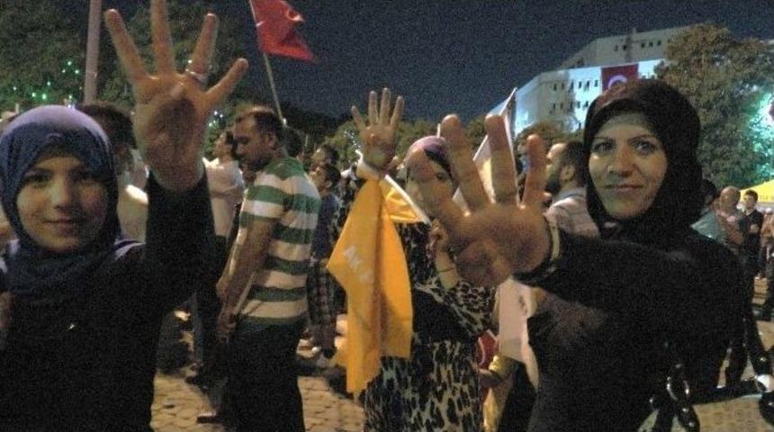 T&uuml;rklerle Suriyeliler El Ele Demokrasi N&ouml;betinde