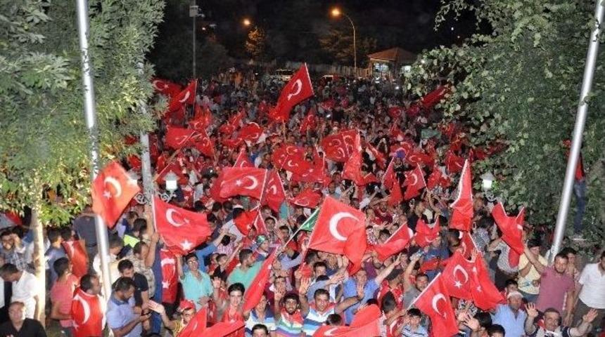 Dengbejler, Cumhurbaşkanı İ&ccedil;in K&uuml;rt&ccedil;e T&uuml;rk&uuml;ler Seslendirdi