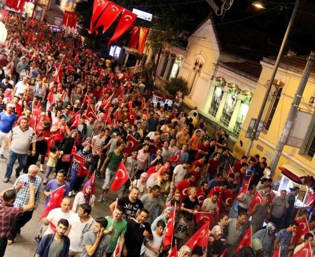 Taksim Meydanı&rsquo;nda &ldquo;demokrasi Kutlamaları&rdquo; Devam Ediyor