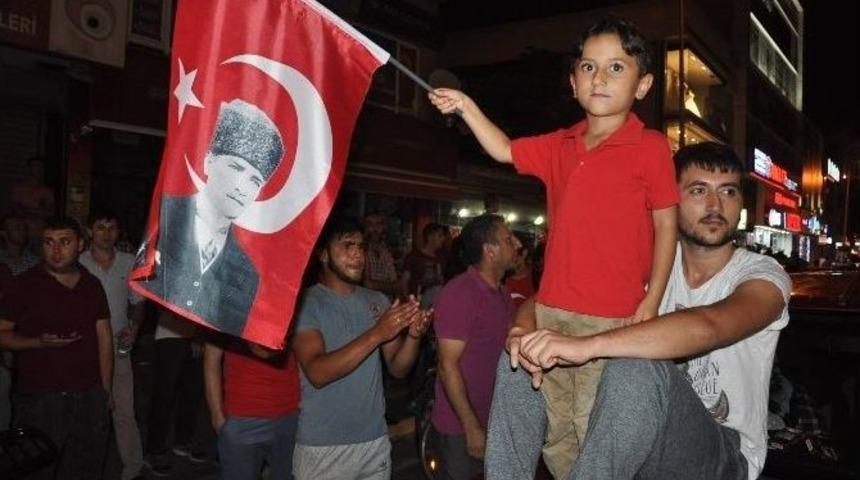 Gebze&rsquo;de Vatandaşlar Darbe Girişiminin P&uuml;sk&uuml;rt&uuml;lmesini Kutladı