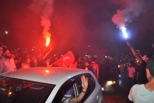 Gebze’de Vatandaşlar Darbe Girişiminin Püskürtülmesini Kutladı