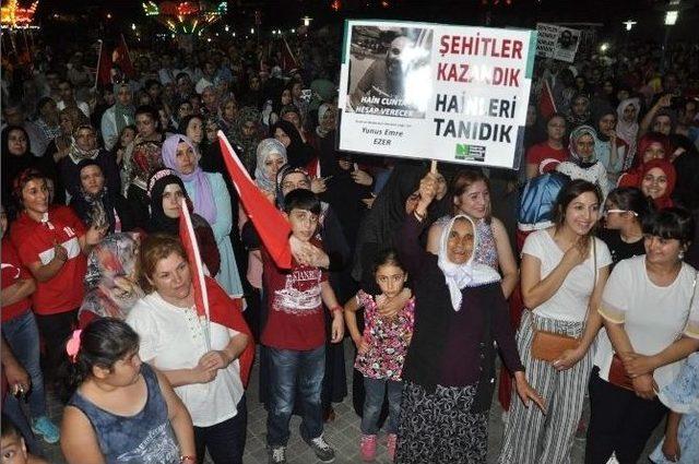 Gebze’de Vatandaşlar Darbe Girişiminin Püskürtülmesini Kutladı