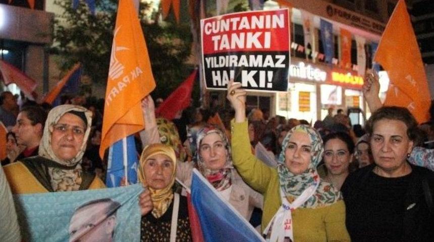 Diyarbakır&rsquo;da Darbe Girişimine Tepki G&ouml;steren Vatandaşlar Sokaklara &Ccedil;ıktı