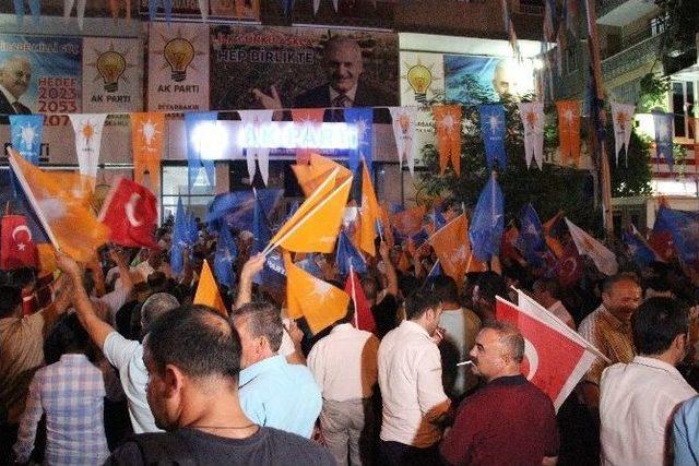 Diyarbakır’da Darbe Girişimine Tepki Gösteren Vatandaşlar Sokaklara Çıktı