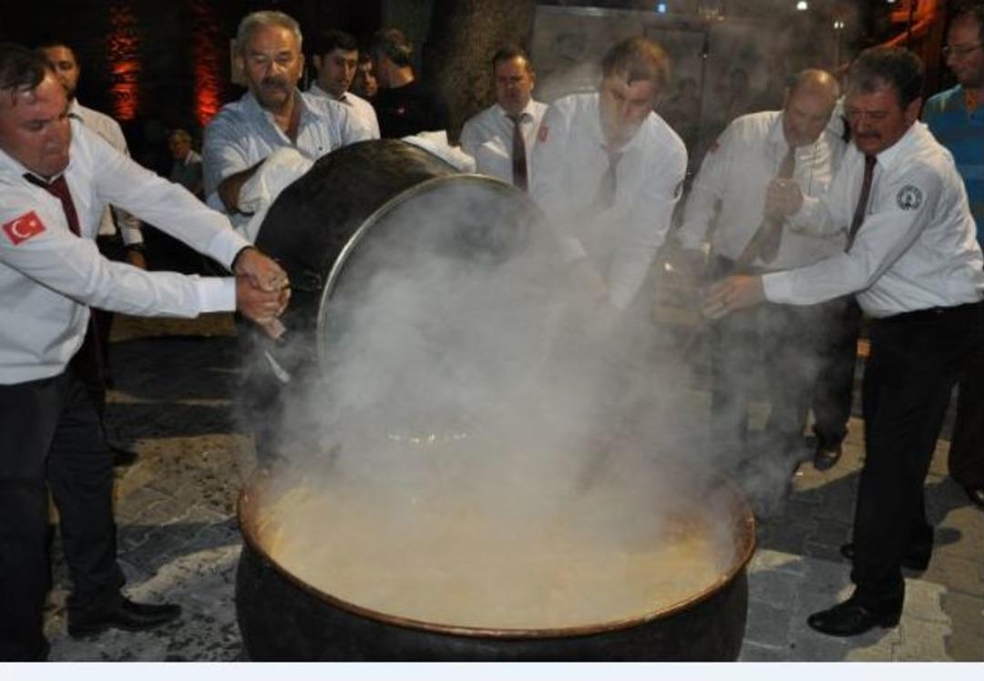 Demokrasi N&ouml;betinde 5 Bin Kişiye Helva İkramı