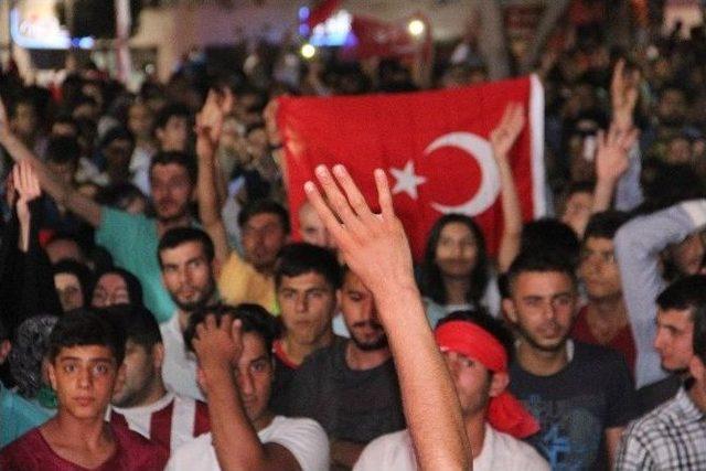 Elazığ’da Demokrasi Nöbeti Devam Ediyor